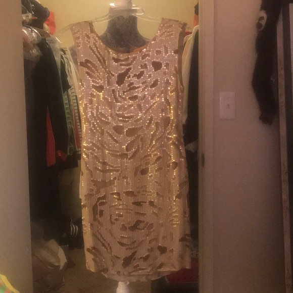 Alice + Olivia Dresses & Skirts - Alice + Olivia Size 0 gold sequin Mini dress